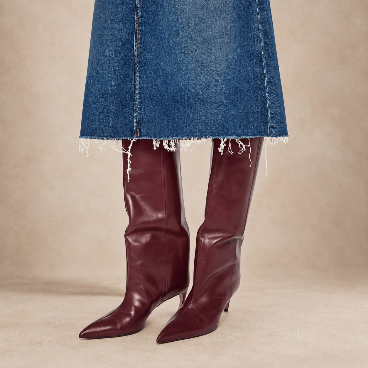 MOTHER Gonna donna in denim The Circle Midi Fray Buckaroo